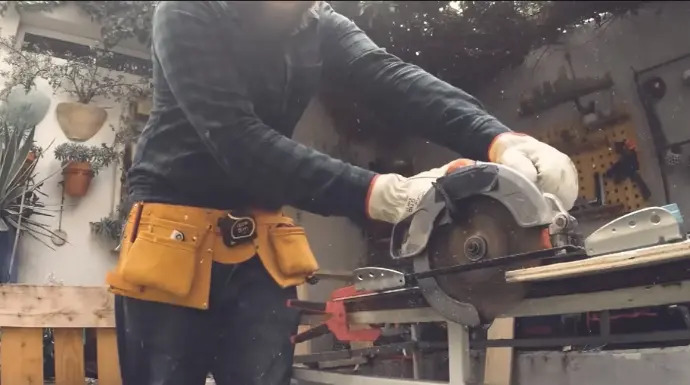 tinywow-andrew-macfarlane-circular-saw-84777266